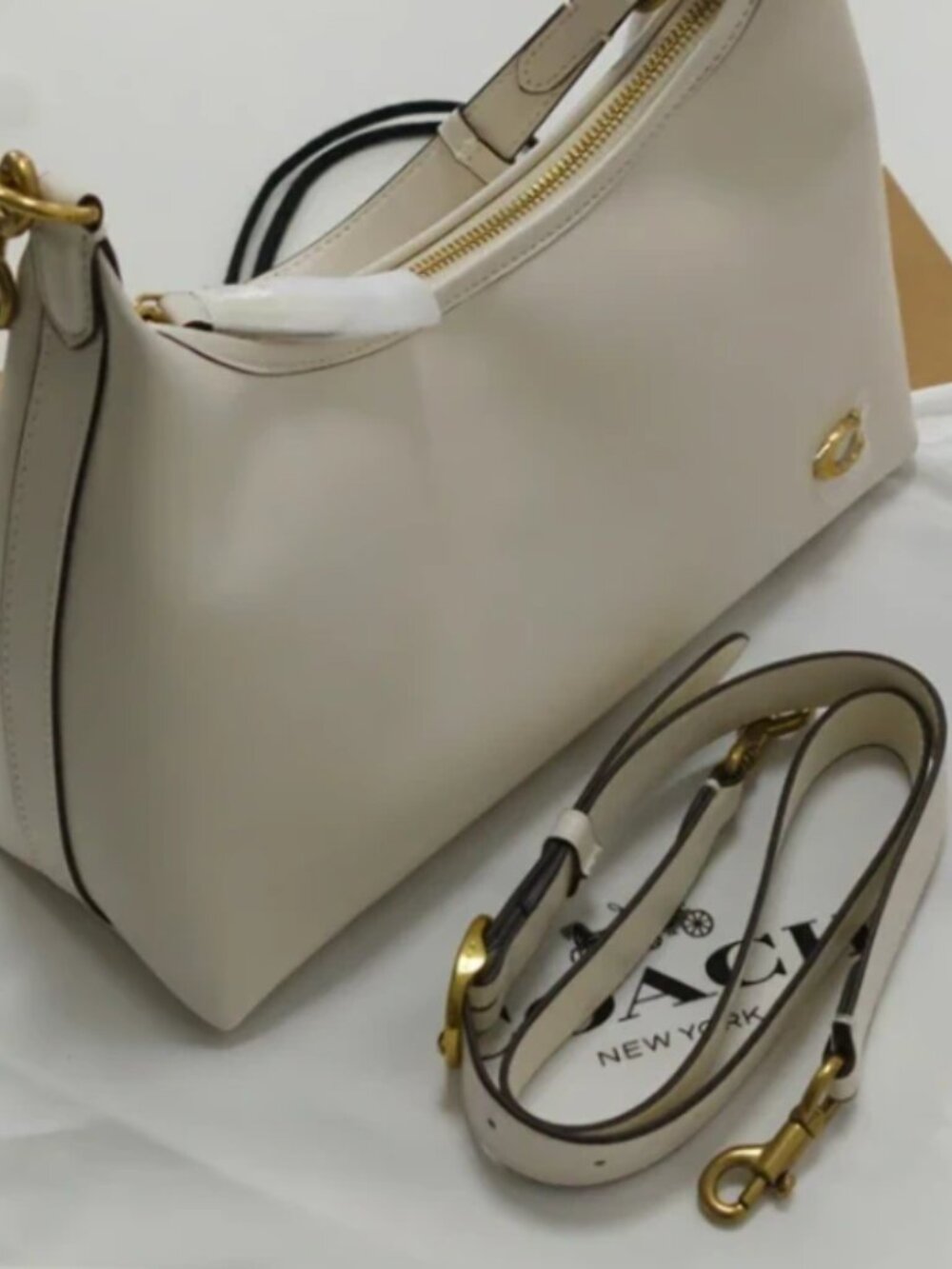 Like New Coach White Leather Shoulder Bag Gold Logo Purse Excellent Condition - Picture 3 of 6